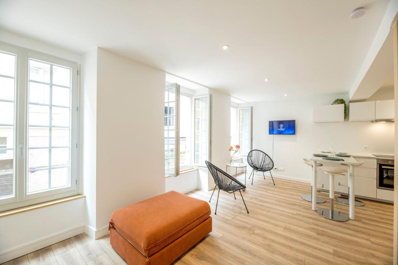Quartier Du Chateau, Superbe Appartement Avec Parking Pau Bagian luar foto